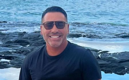 Oscar De La Hoya is a retired boxer.